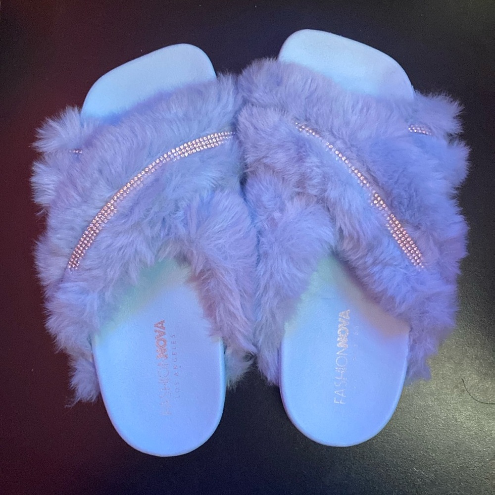 ☀️Nwot Baby blue faux fur and jeweled slippers